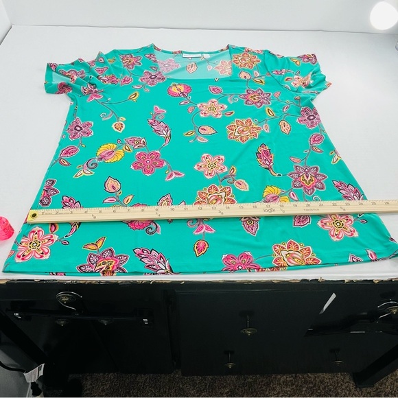 Susan Graver women’s floral top NWOT - Picture 11 of 14